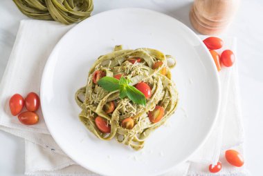 ıspanak fettuccine domates ile