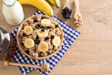 Granola muz, Kuru üzüm ve süt ile 