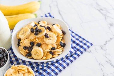 muz, Kuru üzüm ve süt ile tahıl 