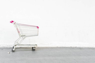 beyaz duvar ile alışveriş sepeti