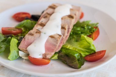 Tuna biftek salatası ile