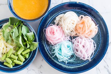 erişte ile balık köri sos ve sebze