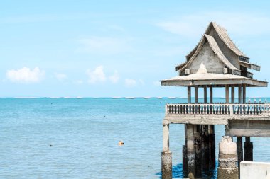 Deniz kumsalda köşk