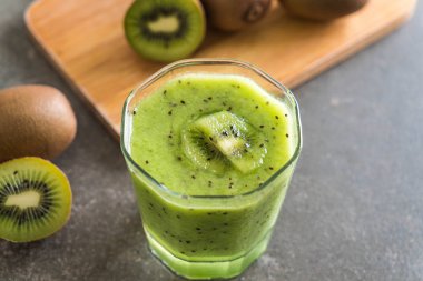 Sağlıklı taze kivi smoothie cam