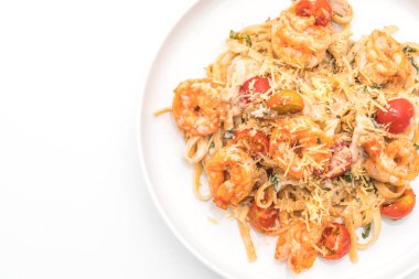 Karides ve domatesli spagetti. 