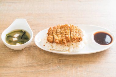 tepesinde pirinç (tonkatsu) ile miso çorbası kızarmış domuz eti