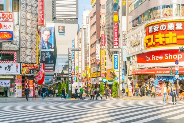 Tokyo, Japonya - 2016 Kasım 17: Shinjuku Tokyo'nın busine biridir