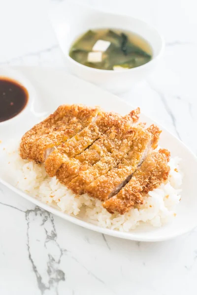 tepesinde pirinç (tonkatsu) ile miso çorbası kızarmış domuz eti