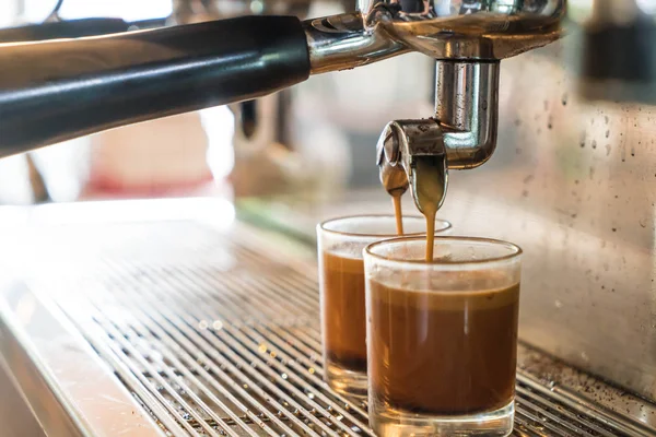 Bir kafede espresso yapan profesyonel kahve makinesi.