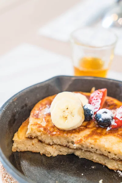 taze çilek yaban mersini ve muz ile gözleme 