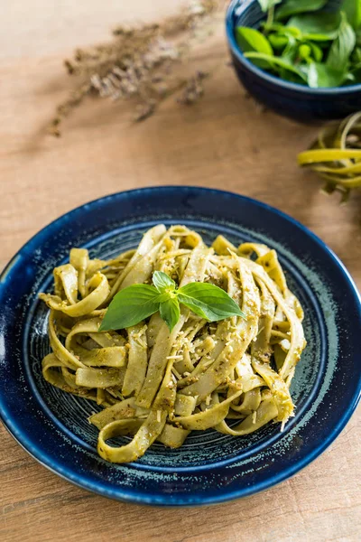 Ispanak fettuccine plaka üzerinde — Stok fotoğraf