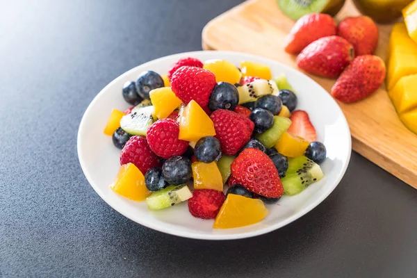 Gemischte frische Früchte (Erdbeere, Himbeere, Blaubeere, Kiwi, Mango — Stockfoto