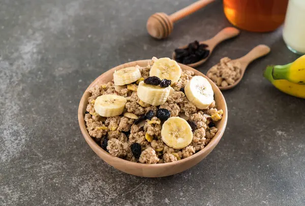 Granola muz, Kuru üzüm ve süt ile 