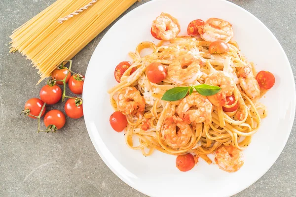 Spagetti karides, domates, fesleğen ve peynir ile 