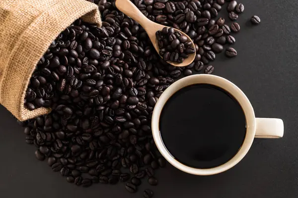 Kahve fincanı ve fasulye