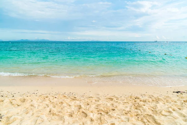 Hermosa playa tropical y paisaje marino — Foto de Stock