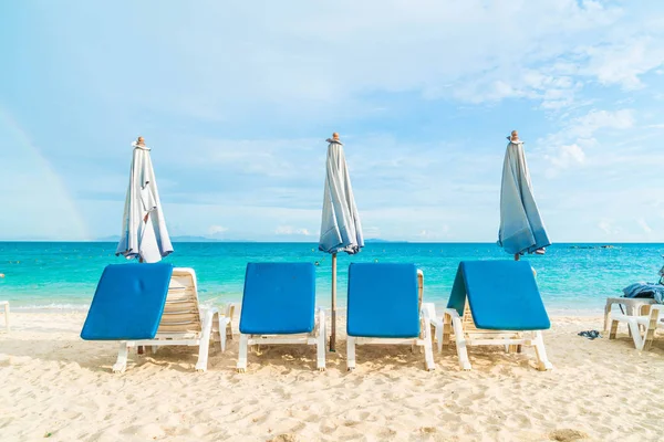 Belle chaise et parasol de luxe sur la plage — Photo