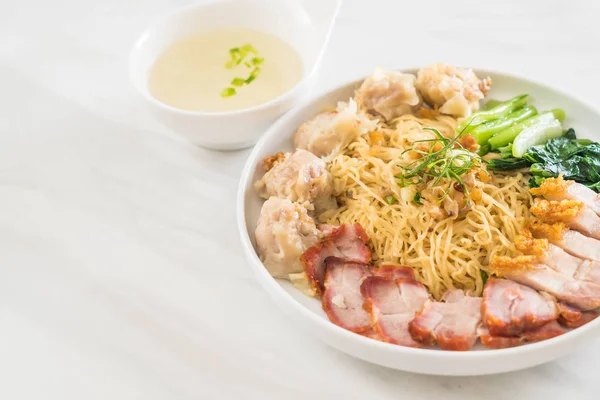 Yumurta noodle kırmızı kızarmış domuz, gevrek domuz eti, köfte ve çorba ile 