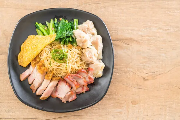 Yumurta noodle kırmızı kızarmış domuz, gevrek domuz eti, köfte ve çorba ile 