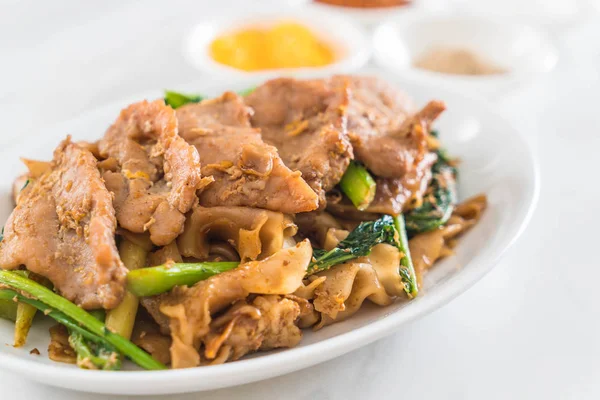 soya sosu ve domuz kızarmış noodle 