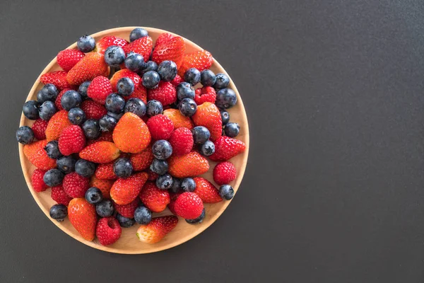 Frische Blaubeeren, Erdbeeren und Himbeeren — Stockfoto