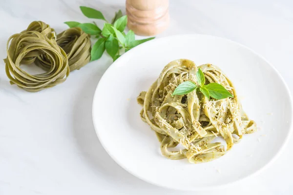 Ispanak fettuccine plaka üzerinde — Stok fotoğraf