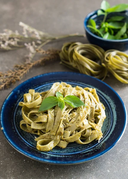 ıspanak fettuccine plaka üzerinde