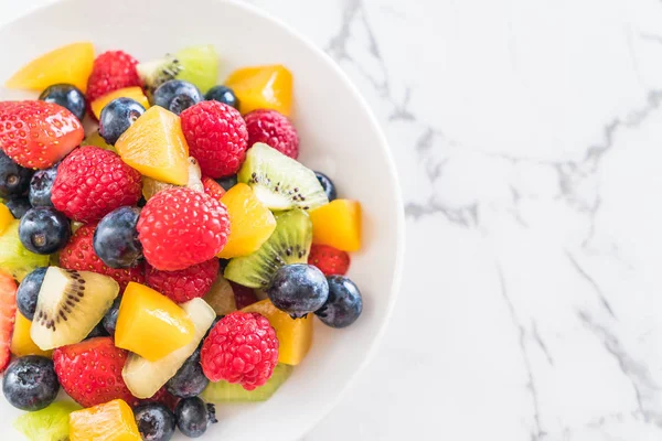 karışık taze meyve (çilek, ahududu, yaban mersini, kivi, mang