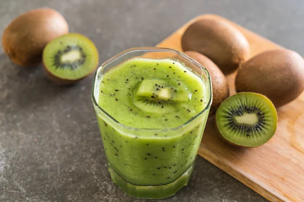 Sağlıklı taze kivi smoothie cam