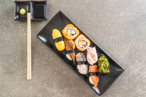 Set of sushi and maki roll — Stock Photo, Image