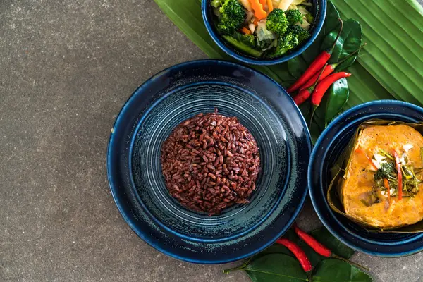 Haşlanmış balık köri ile yapıştırın ve pirinç berry