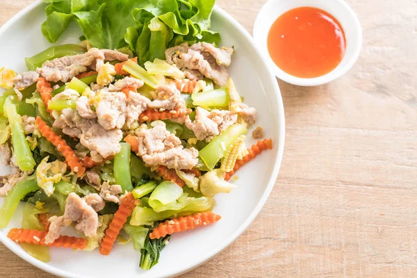 Tavada kızartılmış Shanghai Noodle domuz eti ile