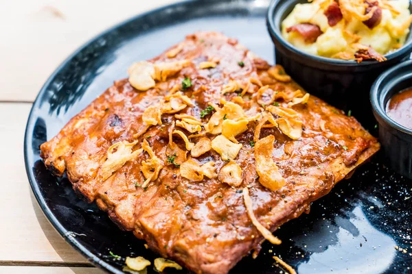 Izgara kaburga domuz barbekü sosu ile