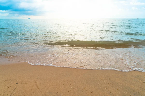 Alacakaranlıkta denizde güzel bir gün batımı 