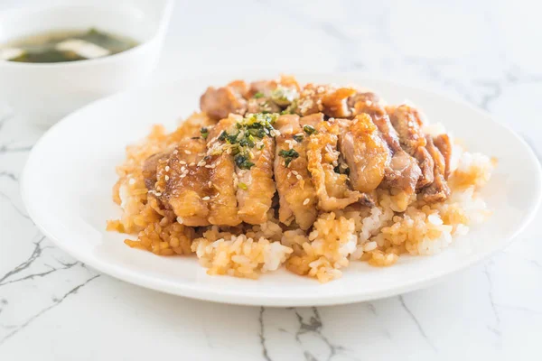 Teriyaki tavuk miso çorbası ile tepesinde pirinç