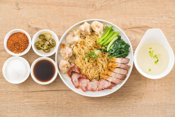 Yumurta noodle kırmızı kızarmış domuz, gevrek domuz eti, köfte ve çorba ile 