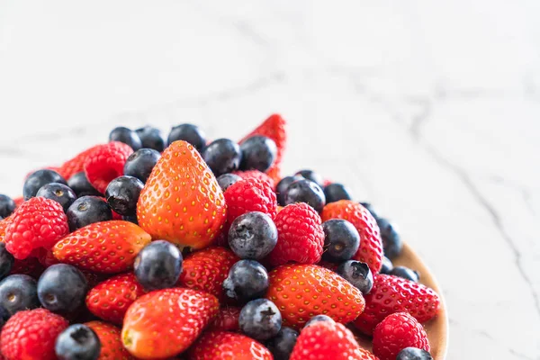 taze yaban mersini, çilek ve rasberry 