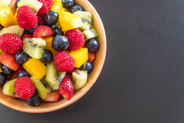 karışık taze meyve (çilek, ahududu, yaban mersini, kivi, mang