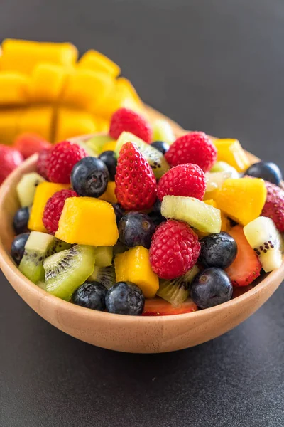 Frutas frescas mezcladas (fresa, frambuesa, arándano, kiwi, mang — Foto de Stock