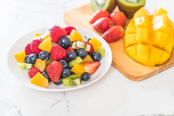 Mixed fresh fruits (strawberry, raspberry, blueberry, kiwi, mang — Stock Photo, Image