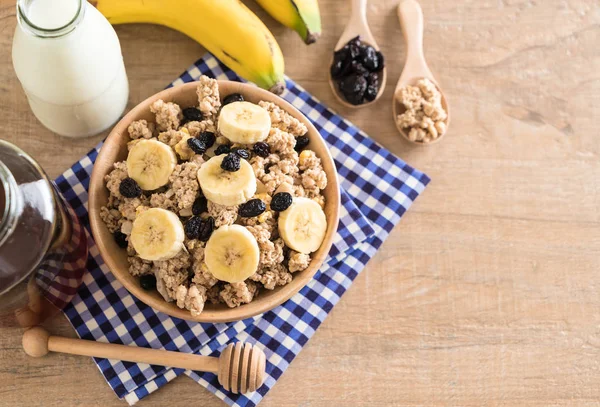 Granola muz, Kuru üzüm ve süt ile 