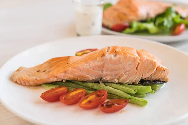 Bife de salmão grelhado — Fotografia de Stock