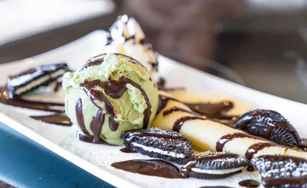 dondurma ve çırpılmış kremalı krep