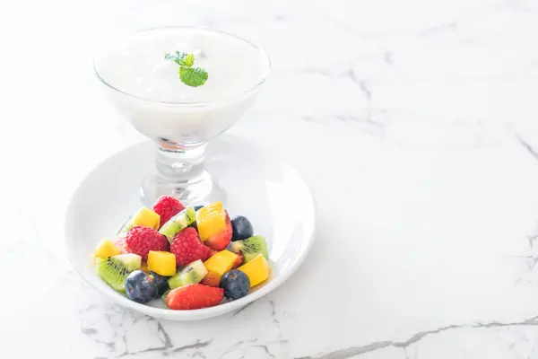 Yogurt con frutta mista (fragola, mirtilli, lampone, kiw — Foto Stock