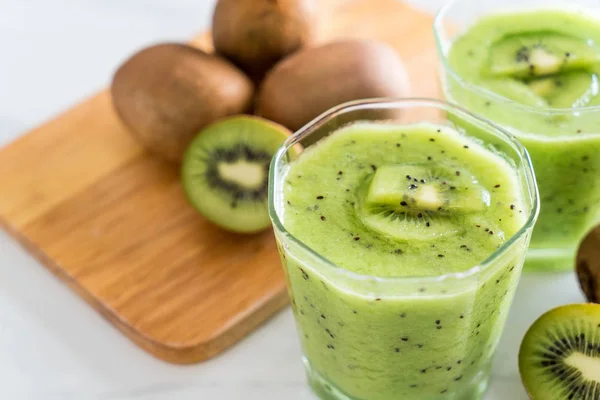 Egészséges, friss kiwi smoothie üveg — Stock Fotó