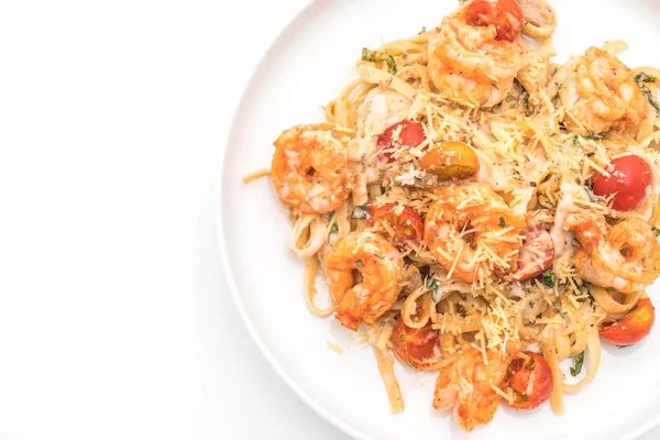 Karides ve domatesli spagetti. 