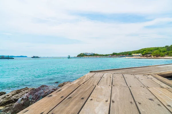 Güzel tropikal beach Koh Larne Patta içinde adlı ile tahta köprü