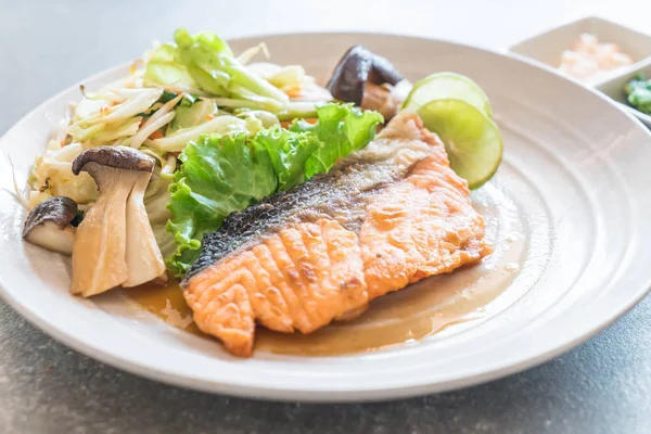 sebze ile kızarmış som balığı biftek