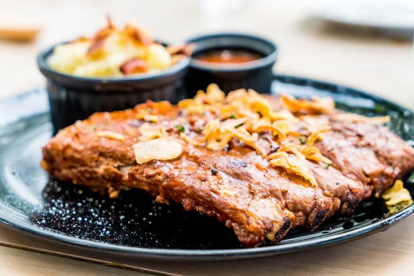 Izgara kaburga domuz barbekü sosu ile