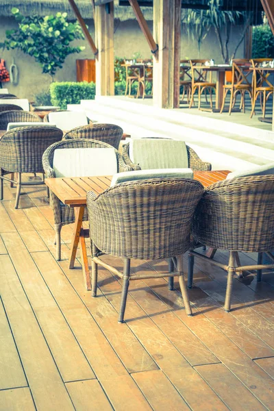 Boş sandalye ve masa açık veranda